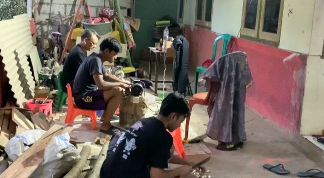 
					Ayah dan Kedua Anaknya Menjadi Pegiat UMKM Pengrajin Tangan Ampul Pancingan Ikan