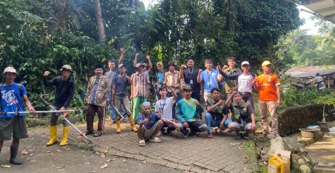 
					KKN Kelompok 12 UNMA Banten dan Masyarakat Desa Sukamanah Melakukan Kegiatan Gotong Royong