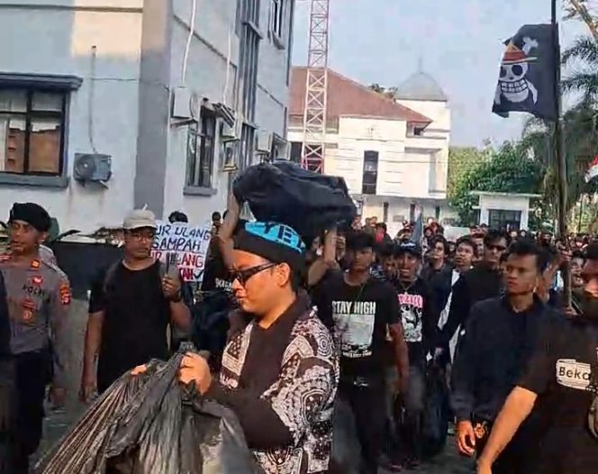 
					Ratusan Pemuda dan warga desa bangkonol lakukan aksi unjuk rasa penolakan kiriman sampah. Kamis, (7/8/2025).
