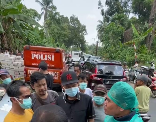 
					Mayat dalam mobil ditemukan meninggal diwilayah desa sodong, kecamatan saketi. Minggu, (10/8/2025).