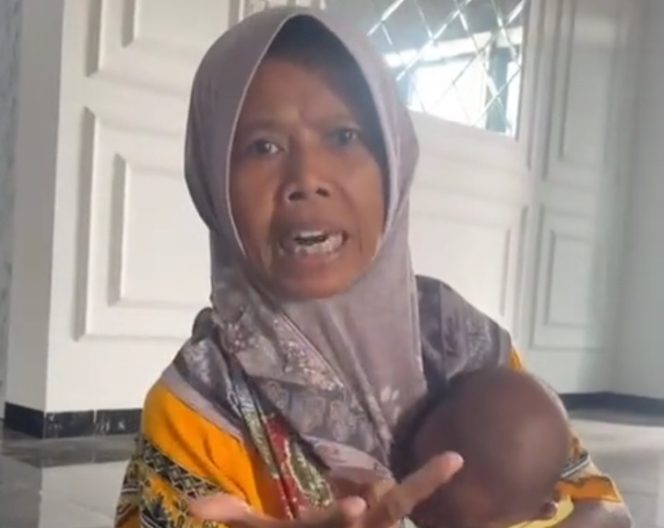 
					Seorang Nenek Kesal Dengan Bau sampah Kiriman sampai Cucunya sakit (Dok/tiktok)