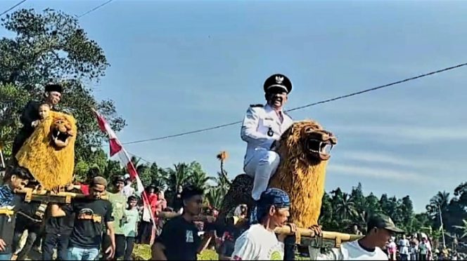 
					Camat Kecamatan Cisata, Asep Permana dan Apdesi Pandeglang, Cecep Muhidin (Kepala Desa Cibarani). Minggu, (17/8/2025). Saat akan melakukan upacara dengan warga cisata dilapangan tanah merah. (Dok/Warga)