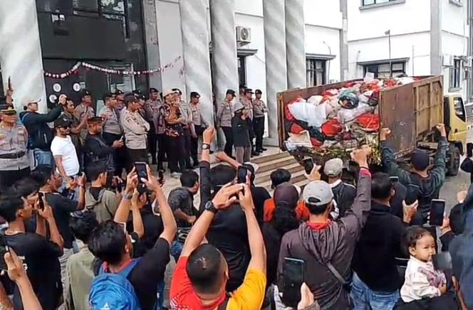 
					Warga Bangkonol Tumpahkan Sampah Dikantor Bupati Pandeglang. Rabu, (20/8/2025).
