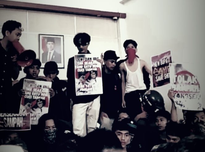 
					Masa Aksi Pandeglang Gelap Duduki Kantor Setda Pandeglang. Kamis, (21/8/2025)