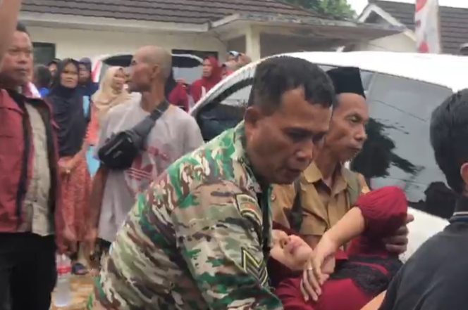 
					Ibu Hamil Mengantri Bansos Akibat Ikut Mengantri