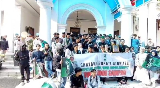 
					HMI Pandeglang Demo Penolakan MoU kiriman Sampah (Dok/Ist)