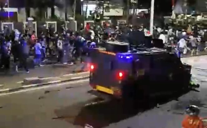 
					Foto Dari Pengambilan Video Yang Beredar Saat ojol terlindas Mobil pengamanan. Kamis, (28/8/2025).