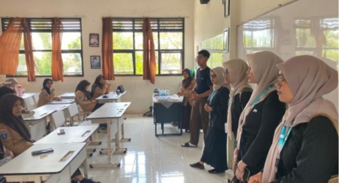 
					Mahasiswa PLP Integratif Kelompok 22 FTK UIN Banten Bina Ekstrakulikuler Englis Club. Dok/mahasiswa)