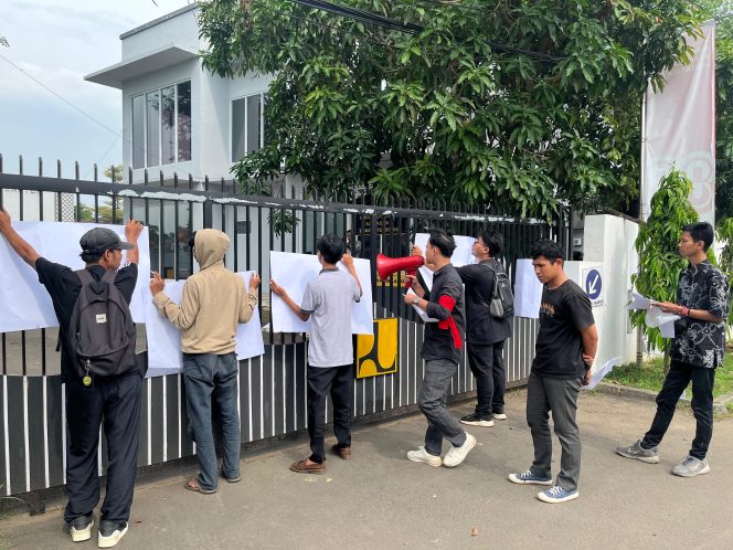 
					Gerakan Mahasiswa Pandeglang (GEMPA) kembali menggelar aksi unjuk rasa jilid II terkait proyek penggantian Jembatan Cirokoy yang dikerjakan PT Bangun Cipta Azima Mandiri. Proyek tersebut berada di bawah pengawasan konsultan, Pejabat Pembuat Komitmen (PPK) Satuan Kerja PJN Wilayah Serang, Balai Pelaksanaan Jalan Nasional (BPJN) Banten, Bidang Bina Marga. Aksi digelar pada Rabu (13/8).