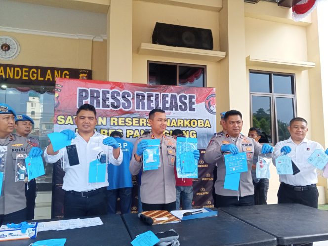 
					Kepolisian Resor (Polres) Pandeglang berhasil mengungkap tiga kasus peredaran narkoba yang terjadi di sejumlah wilayah Kabupaten Pandeglang. Dari hasil pengungkapan tersebut, aparat mengamankan beberapa tersangka serta barang bukti berupa narkotika berbagai jenis, termasuk sabu seberat 50 gram dengan nilai jual diperkirakan mencapai Rp85 juta.