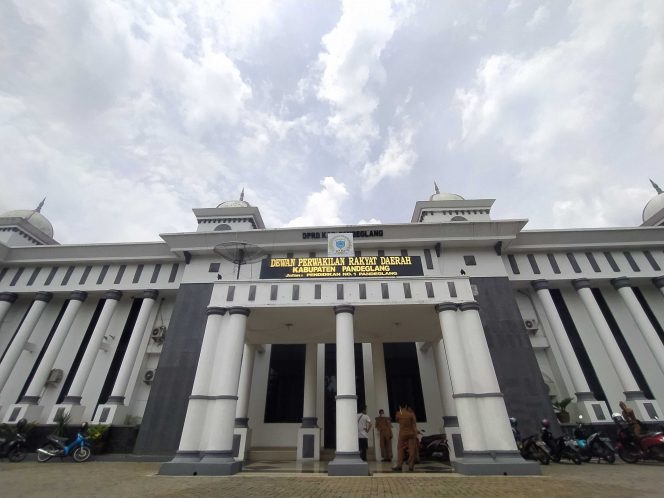 
					Pergerakan Pemuda Peduli Pandeglang (P4) melontarkan kritik keras terhadap dugaan ketidaktransparanan keuangan Pemerintah Kabupaten (Pemkab) Pandeglang. Sejak periode kedua kepemimpinan Bupati Irna Narulita dan Wakil Bupati Tanto Warsono Arban (2021–2025). (Foto Gedung DPRD Pandeglang/ist)