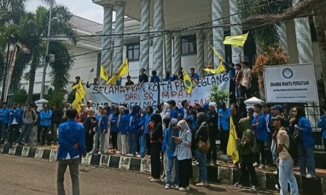 
					Ratusan Kader PMII Pandeglang Serbu Pemda Pandeglang, Tolak MoU Sampah Kiriman. Senin, (1/9/2025).