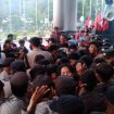 Aksi demonstrasi yang digelar aliansi mahasiswa yang tergabung dalam Jaringan Mahasiswa untuk Rakyat (JAMUR) berlangsung ricuh di Gedung DPRD Kabupaten Pandeglang, Senin (15/9/2025) siang.
