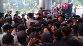 Aksi demonstrasi yang digelar aliansi mahasiswa yang tergabung dalam Jaringan Mahasiswa untuk Rakyat (JAMUR) berlangsung ricuh di Gedung DPRD Kabupaten Pandeglang, Senin (15/9/2025) siang.