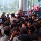 Aksi demonstrasi yang digelar aliansi mahasiswa yang tergabung dalam Jaringan Mahasiswa untuk Rakyat (JAMUR) berlangsung ricuh di Gedung DPRD Kabupaten Pandeglang, Senin (15/9/2025) siang.