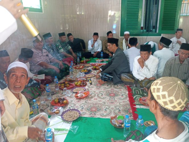 
					Memperingati hari kelahiran Nabi Muhammad SAW yang jatuh pada 17 Rabiul Awal sudah menjadi tradisi masyarakat Muslim di berbagai daerah, termasuk di Desa Kalanggunung, Kecamatan Cipeucang, Kabupaten Pandeglang, Banten, Minggu (14/9/2025).