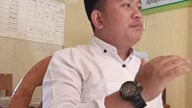 Raffi, pemuda asli Desa Kadumalati sekaligus mahasiswa asal Pandeglang, angkat suara terkait kerusakan jalan kabupaten yang membentang di wilayah Kecamatan Sindangresmi. Jalan yang menjadi akses utama warga itu sudah lebih dari 10 tahun tidak tersentuh perbaikan.