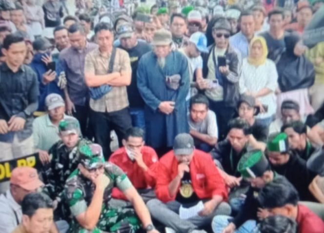 
					Aksi di depan kantor DPRD dan Bupati Dompu. (Ist)