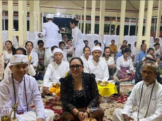 Photo: Umat Hindu melaksanakan doa bersama di Bangsal Sewokoprojo, rumah dinas Bupati Gunungkidul (dok: Ist)