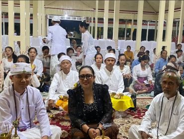 Photo: Umat Hindu melaksanakan doa bersama di Bangsal Sewokoprojo, rumah dinas Bupati Gunungkidul (dok: Ist)