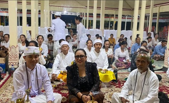 
					Photo: Umat Hindu melaksanakan doa bersama di Bangsal Sewokoprojo, rumah dinas Bupati Gunungkidul (dok: Ist)