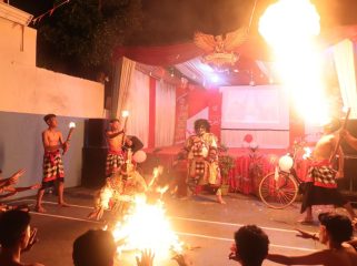 Photo: aksi teatrikal mengiringi penampilan Tari Kecak panggung gembira di Jaticempaka Kota Bekasi (dok: Ist)