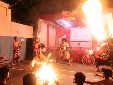 Photo: aksi teatrikal mengiringi penampilan Tari Kecak panggung gembira di Jaticempaka Kota Bekasi (dok: Ist)