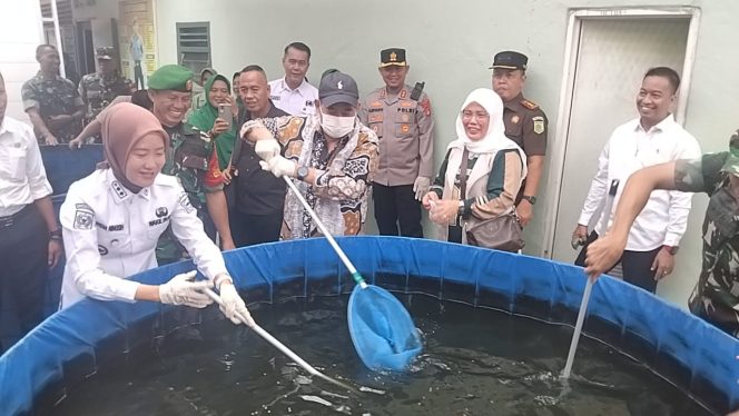 
					Sukseskan Program Ketahanan Pangan, Kodim 0405 Lahat Melalui Koramil Merapi Panen Perdana Ikan Patin. (Ist)