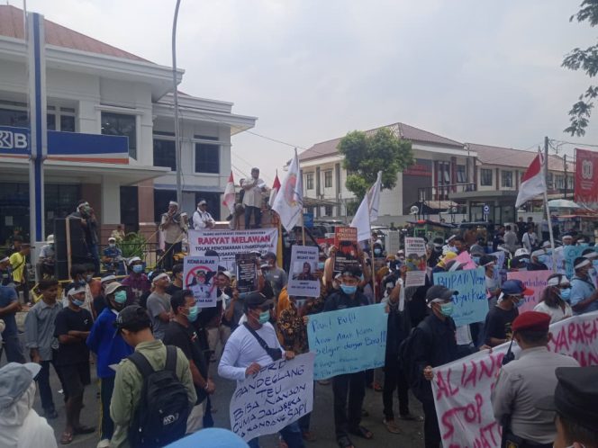 
					Masyarakat dan Mahasiswa Kepung Pemda Pandeglang dugaan pencemaran lingkungan oleh perusahaan. Kamis, (4/9/2025).