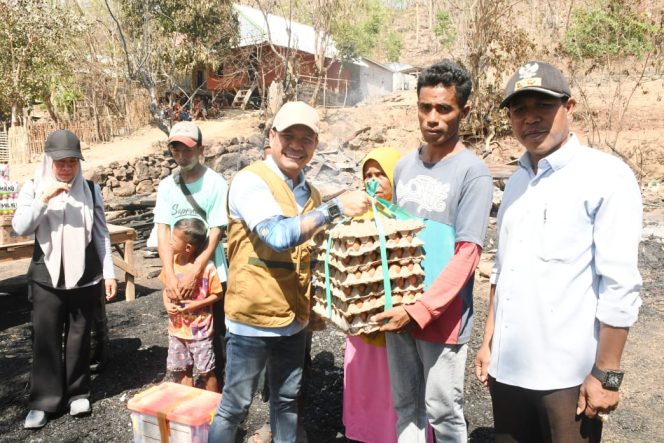 
					Bupati Dompu Tinjau Korban Kebakaran di Dusun Langgudi, Cempi Jaya