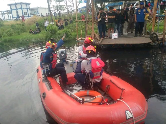 
					Pencarian korban terjatuh di Kali Cakung masih terus dilakukan petugas, Jum'at (12/9/2025)