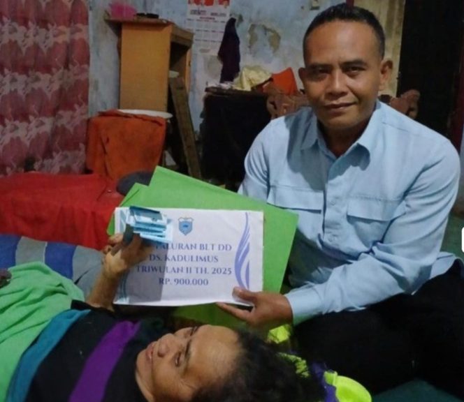 
					Desa Kadulimus Menyalurkan Bantuan Langsung Tunai Desa 