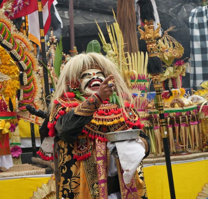 
					Photo: penampilan salah satu tari sakral dalam perayaan Pujawali ke-61 Pura Agung Tirta Bhuana di Kota Bekasi (dok: GPJ)