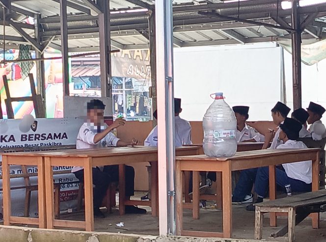 
					Miris, Generasi Anak Bangsa di Kecamatan Menes Terlihat Asik Nongkrong Sembari Merokok. (Dok/Ist)