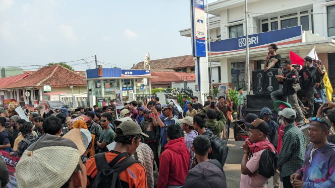 
					Mahasiswa dan Warga Desa Rancapinang Gelar Aksi Damai di Kantor BPN Pandeglang. (Ist)