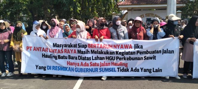 
					Ratusan Warga Gelar Aksi Desak Pemkab Lahat Terkait Jalan Hauling Batubara Di Atas Lahan. (Ist)