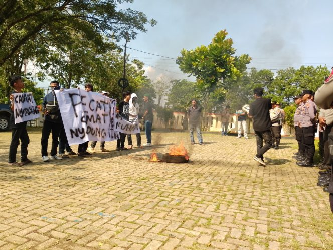 
					Camat Saketi di Demo Masa Aksi Tuntut Mundur dari ASN. Jum'at, (26/9/2025).