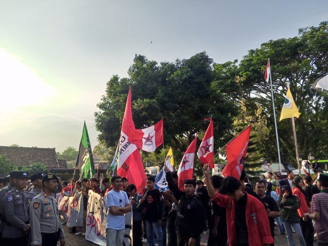 
					Buntut Tunjangan DPRD Pandeglang, Mahasiswa Kepung Gedung Dewan hingga Ricuh. Kamis, (4/9/2025).