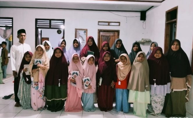 
					Lappan dan BWA Bagi - Bagi Kerudung di Sejumlah Majlis Taklim di Pandeglang. (Ist)