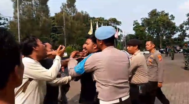 Oknum Aktivis Lakukan Dugaan Pelecehan Profesi kepada Wartawan saat peliputan Demo DPRD Pandeglang. (Ist)