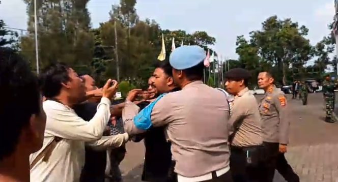 
					Oknum Aktivis Lakukan Dugaan Pelecehan Profesi kepada Wartawan saat peliputan Demo DPRD Pandeglang. (Ist)