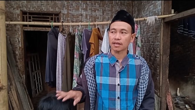 
					Foto : Doni Romdoni (43) seorang guru honore 20 tahun yang rumahnya ambruk dimakan usia. (Nusakata.com)