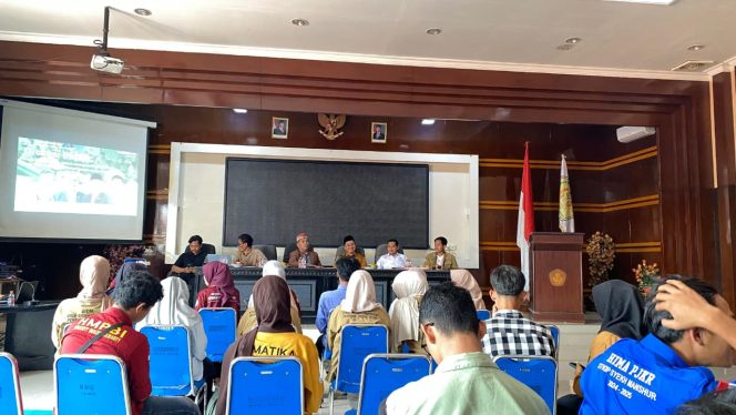 
					Badan Eksekutif Mahasiswa (BEM) STKIP Syekh Manshur menggelar diskusi publik bertajuk “Peran Mahasiswa Dalam Mengawal Pendidikan yang Bermutu Mulai dari Buruh yang Sejahtera”, pada Senin (8/9).