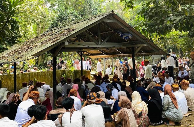
					Masyarakat adat Kasepuhan Guradog menggelar prosesi adat Seren Taun yang mencapai puncaknya pada Kamis (25/9).