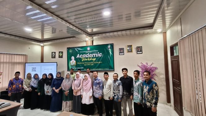 Para dosen STIT Al-Khairiyah Citangkil mengikuti Workshop Penyusunan Kurikulum Berbasis OBE di Aula Kampus, Sabtu (20/9/2025)