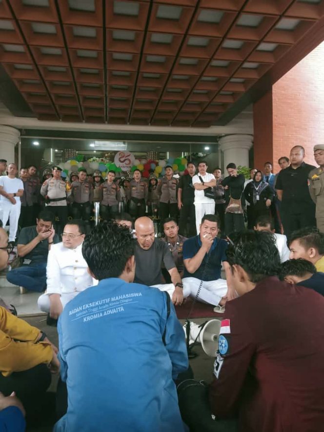 
					BEM NUS, Aksi Mahasiswa, HUT Banten 25, DPRD Banten, Infrastruktur Banten, Pendidikan Banten