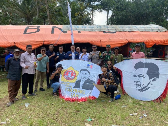 
					Dok. Foto bersama menjelang penentuan laga final Gebyar Layang-layang di desa saninten (Ist).