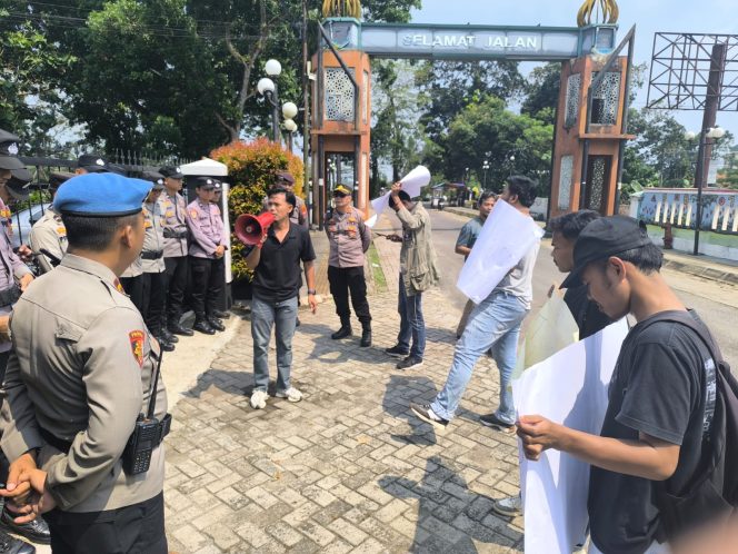 
					ejumlah aktivis yang tergabung dalam gerakan masyarakat sipil melakukan aksi unjuk rasa di depan Kantor Dinas Pekerjaan Umum dan Penataan Ruang (DPUPR) Kabupaten Pandeglang, Banten, pada Senin (14/10/2025).