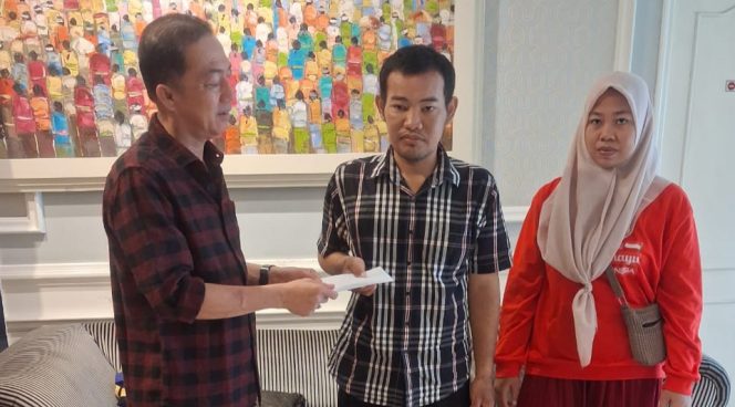 
					Bupati Lahat Respon Azhar Fajri Pasien Hemodialisa. (Ist)