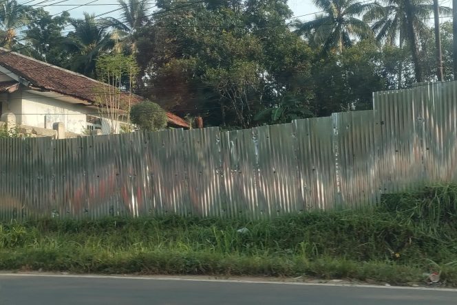 
					Foto tertutup Bangunan Indomaret di Wilayah Desa Pasireurih, Kecamatan Cisata. (Ist)